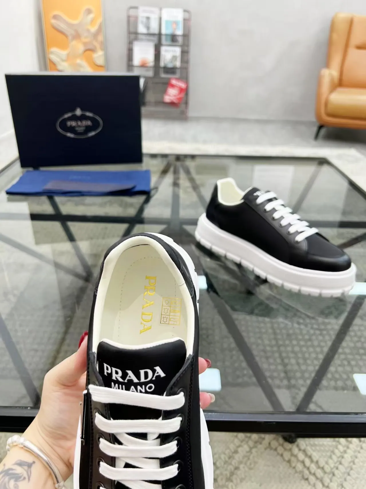 Men's Men's Shoes 💰440 [New Style] 🎍🎍Prada Prada's new men's leather sneakers, the highest version on the market, any comparison is welcome🆚! The original leather has excellent texture and is super high-end! Fetal sheep net lining imported from Italy, removable pad! Luxurious materials and fine workmanship, highly recommended! Code: 38-44 (45 can be customized